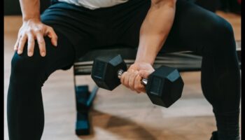 Bicep Bliss: פיסול זרועות חזקות עם אימונים ממוקדים